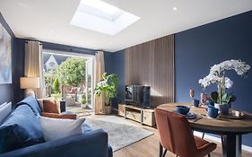 Luxurious 1 Bed Detached Home With Gated Parking